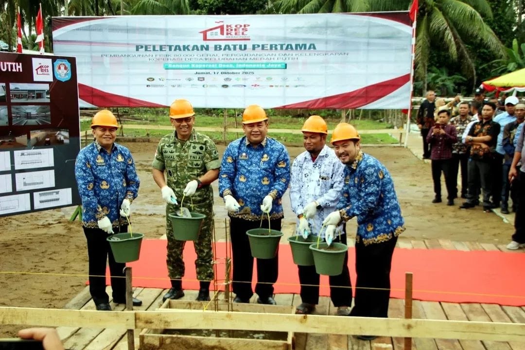 Sekda Kubu Raya, Yusran Anizam bersama Pangdam XII Tanjungpura, Mayjen TNI Jamallulael saat meletakkan batu pertama pembangunan gerai dan pergudangan Koperasi Merah Putih di Desa Punggur Besar, Jumat
