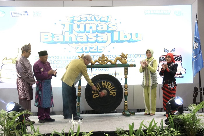 PEMBUKAAN: Sekda Kalbar, dr. Harisson, M.Kes. membuka  resmi Festival Tunas Bahasa Ibu 2025 di Hotel Mercure Pontianak, Sabtu (18/10).