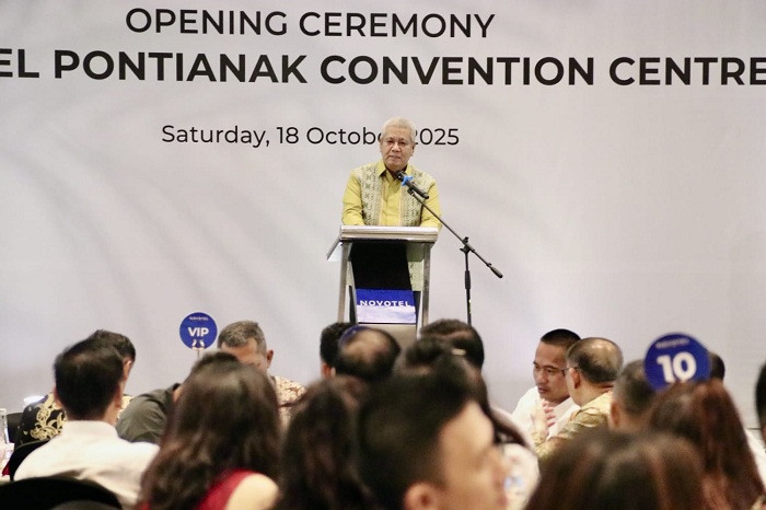 SAMBUTAN: Sekda Kalbar, dr. Harisson, M.Kes., menyampaikan sambutan saat peresmian Novotel Pontianak Convention Centre, Sabtu (18/10).
