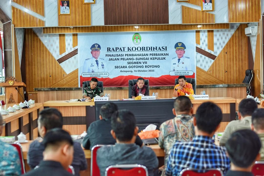 RAKOR: Wabup Ketapang, Jamhuri Amir memberikan arahan saat memimpin rapat koordinasi perbaikan ruas Jalan Pelang-Sungai Kepuluk, Kamis (16/10) lalu.