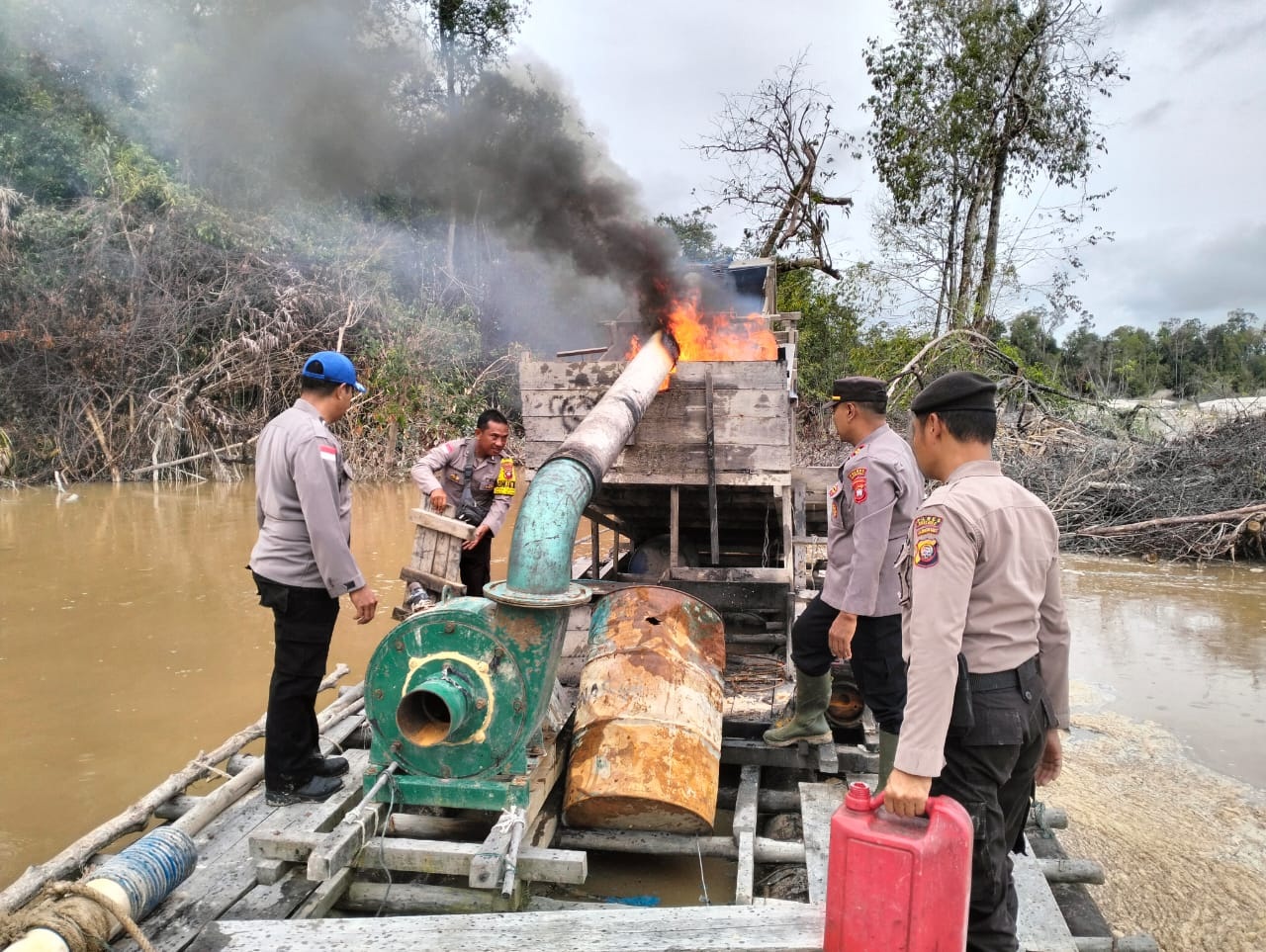 MUSNAHKAN: Personel Polsek Suhaid bersama aparat desa saat memusnahkan peralatan PETI di aliran Sungai Suhaid, Kapuas Hulu, Jumat (17/10).