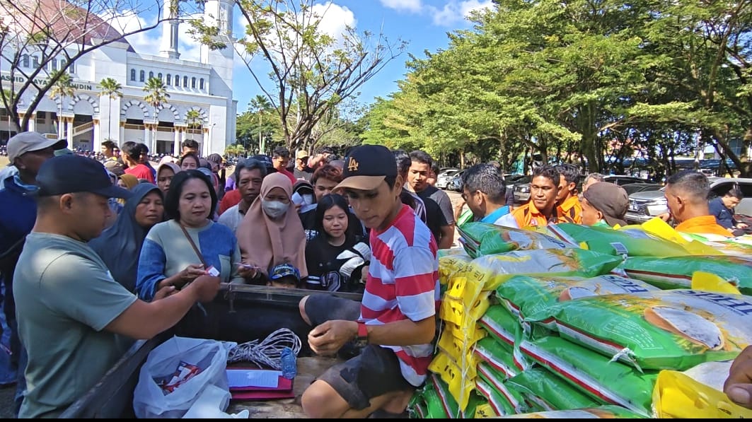 PAKET SEMBAKO: Pemerintah daerah bersama SBSI Kalbar menyalurkan paket sembako kepada para buruh dalam  Gerakan Peduli Sosial di halaman Masjid Mujahidin Pontianak, Minggu (19/10).
