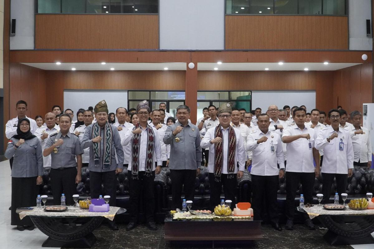Deputi Bidang Koordinasi HUkum Kemenko Hukum HAM Imigrasi dan Pemasyarakatan menggelar&nbsp;pertemuan dengan Kanwil Kemenkum Kalbar pada Senin (20/10).