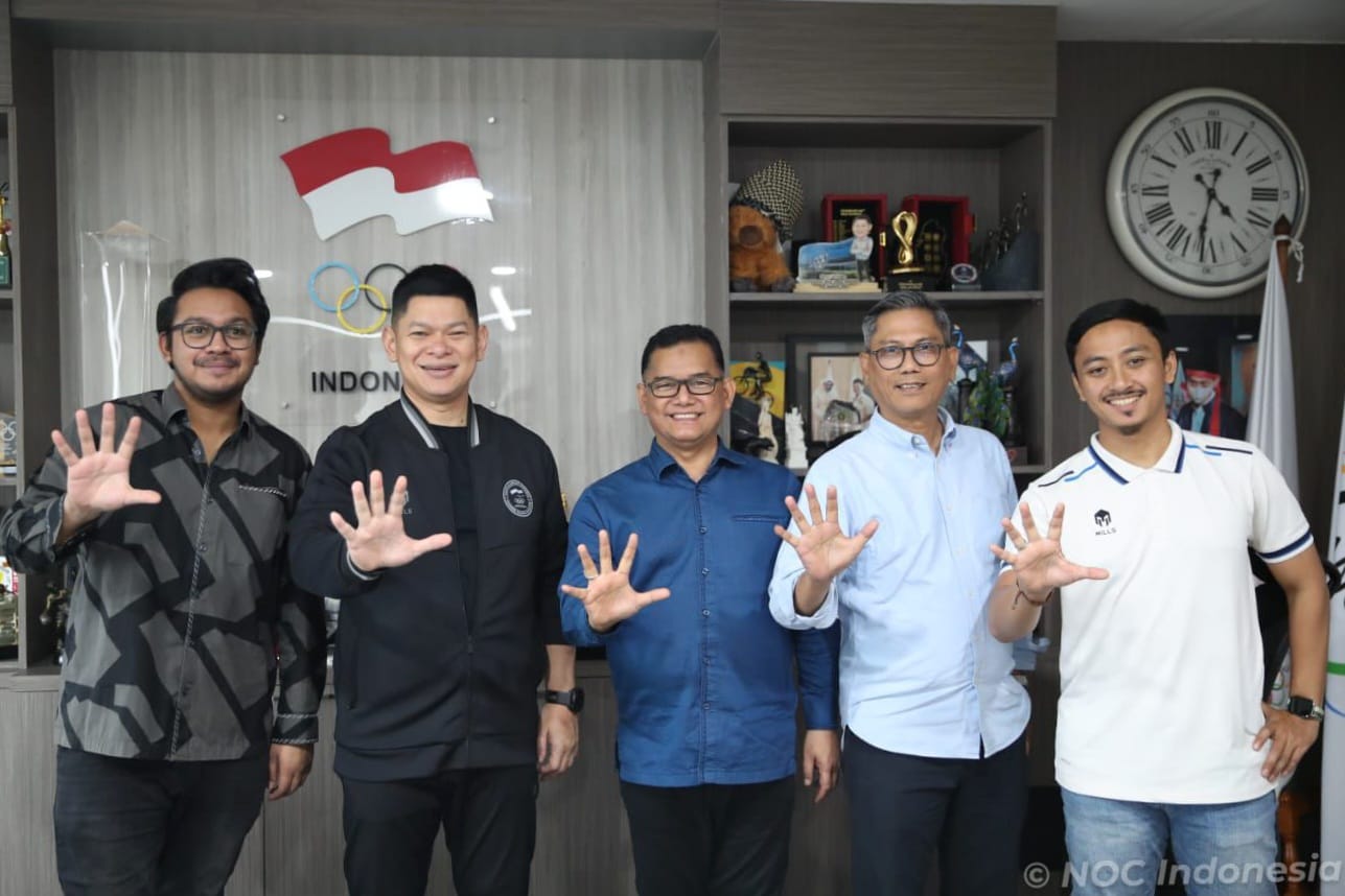 Ketua PB ABTI Zulfydar Zaidar Mochtar (tengah) bersama jajaran pengurus dan perwakilan Komite Olimpiade Indonesia berpose usai audiensi membahas persiapan Kejurnas Bola Tangan 2025 di Pontianak.