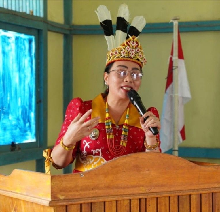 LESTARIKAN ADAT: Wakil Bupati Sanggau Susana Herpena, menegaskan pentingnya peran perempuan Dayak dalam menjaga kelestarian adat dan budaya.