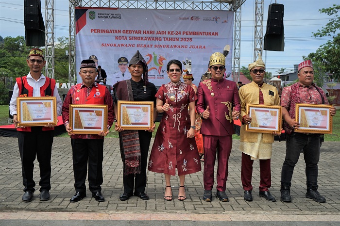 Wali Kota Singkawang Tjhai Chui Mie dan Wakil Walikota Singkawang Muhammadin memberikan penghargaan kepada kelurahan berprestasi pada Gebyar Hari Jadi ke-24 Pembentukan Kota Singkawang Tahun 2025.