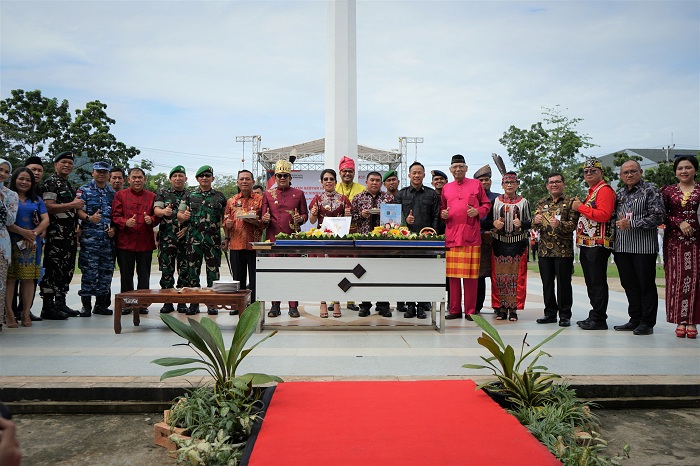 Wali Kota Singkawang Tjhai Chui Mie dan Wakil Wali Kota Singkawang Muhammadin bersama perwakilan Pemprov Kalbar, Forkopimda Kota Singkawang, dan masyarakat foto bersama pada peringatan Gebyar Hari Jad