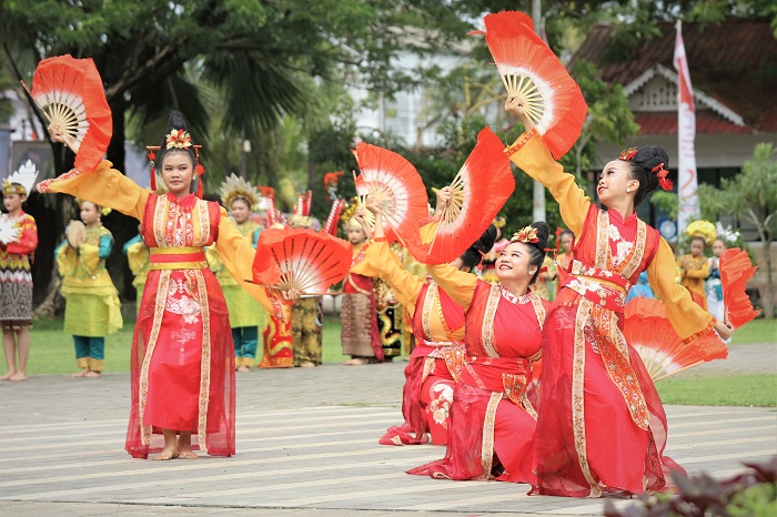 Tarian tradisional kolosal multietnis menyemarakkan peringatan Gebyar Hari Jadi ke-24 Pembentukan Kota Singkawang Tahun 2025.