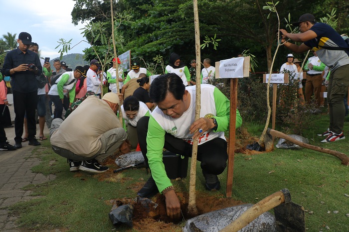 Pemerintah Kota Singkawang bersama elemen masyarakat menanam 3.154 bibit pohon serentak dalam peringatan Hari Jadi Pembentukan Kota Singkawang ke-24
