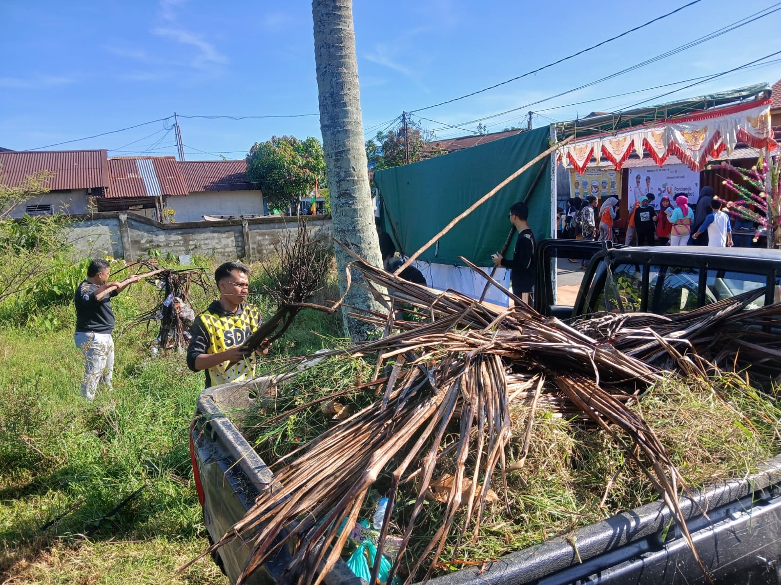 GOTONG ROYONG: Warga Kampung Yuka bersama Gaharu melakukan aksi bersih-bersih dan penanaman bibit pohon, Minggu (19/10).