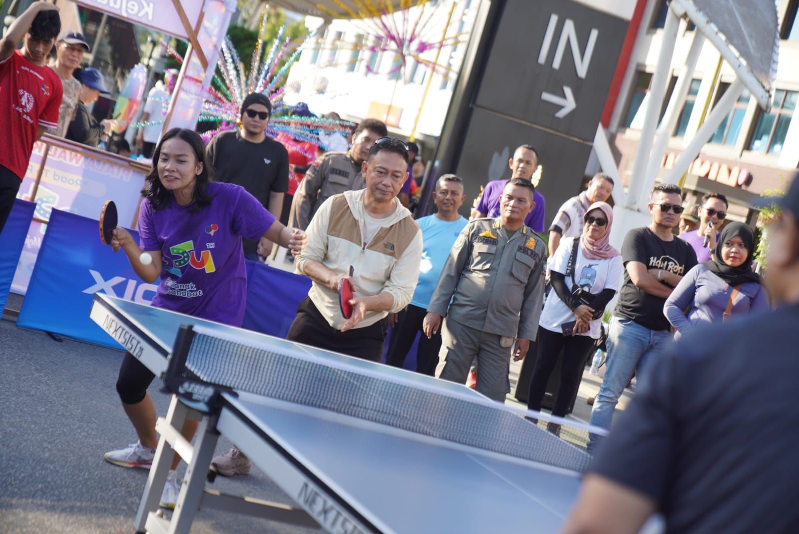 JAGO PINGPONG: Wali Kota Pontianak ikyt bermain tenis meja dalam ajang &lsquo;Road to Pingpong Car Free Day&rsquo;, depan Ayani Megamal, Minggu (19/10).