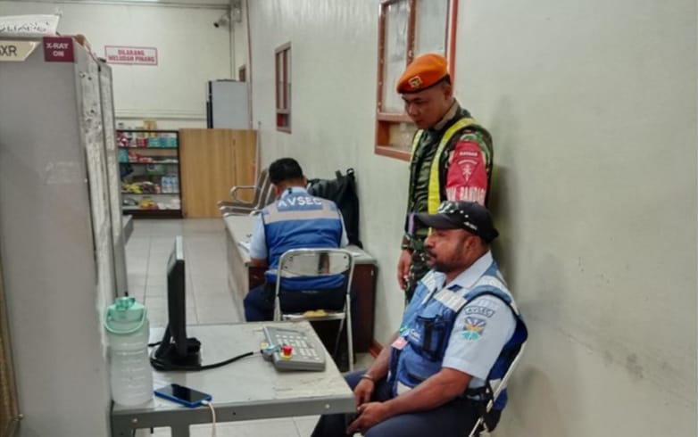 Personel Satgas Korpasgat bersama petugas Avsec memantau hasil pemeriksaan X-ray di Bandara Mozes Kilangin, Timika.