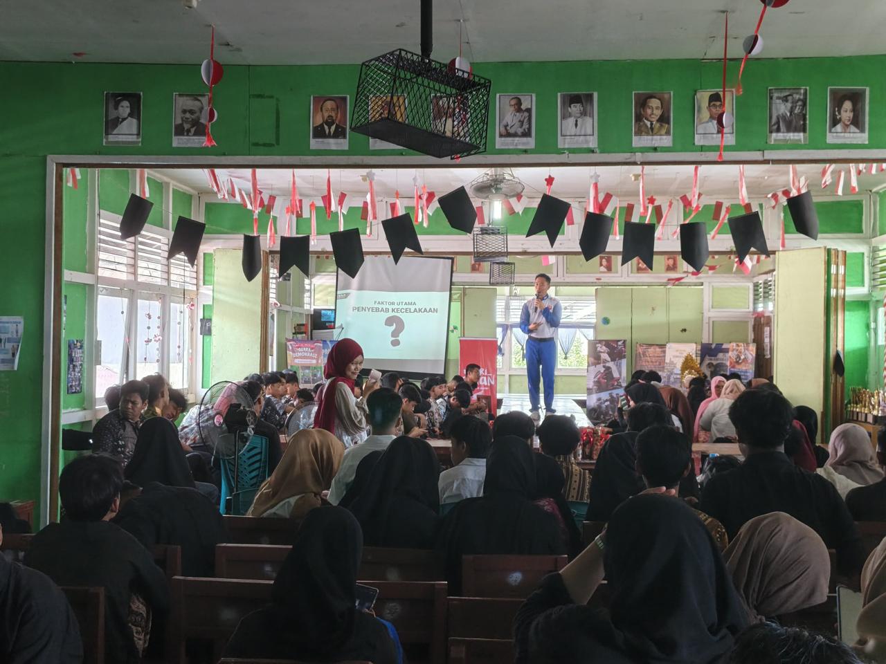 Instruktur Astra Motor Kalbar, Febri Andrian, memberikan edukasi teknik berkendara aman kepada siswa SMK Al-Madani Pontianak dalam program Safety Riding #Cari_Aman.