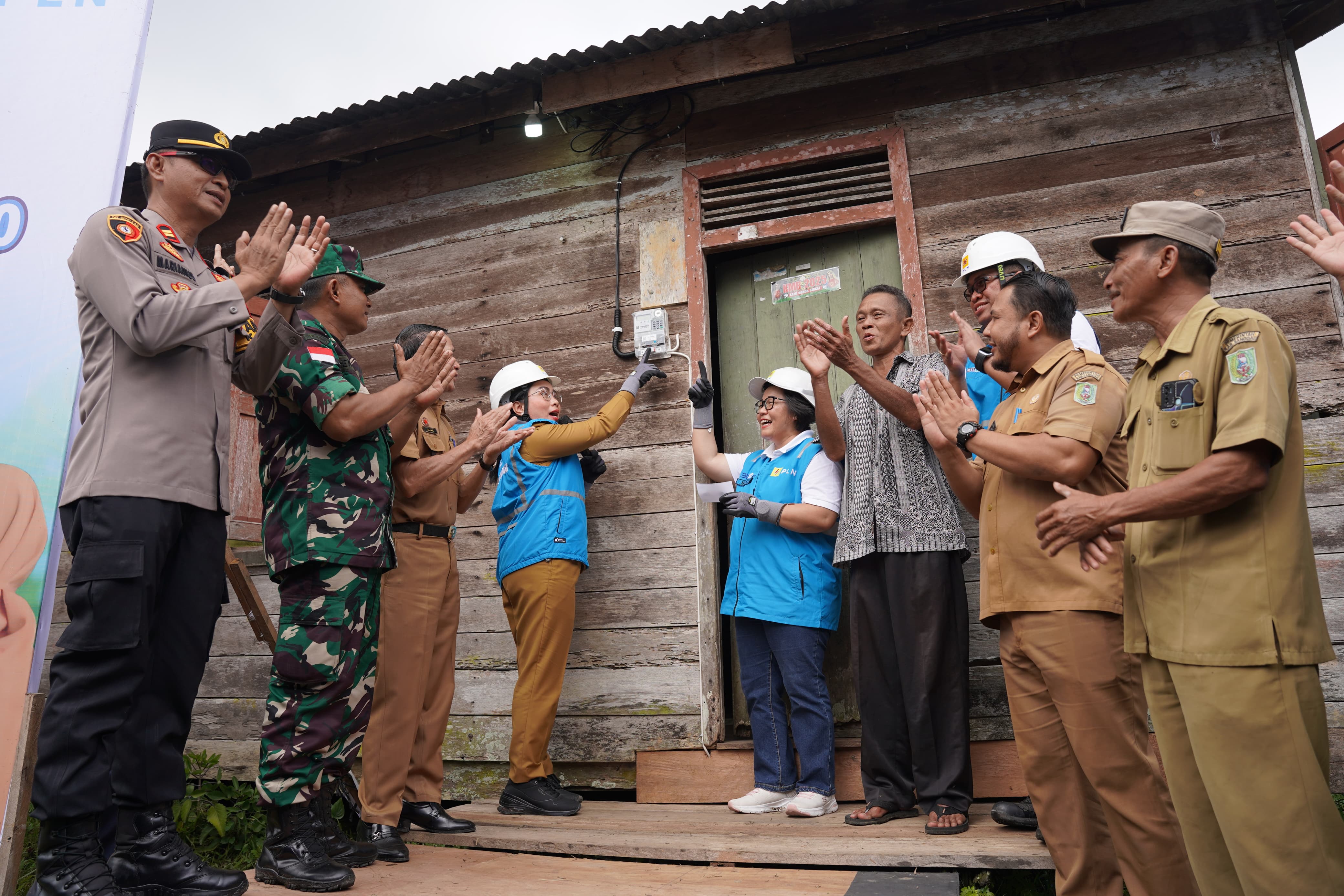 Wakil Bupati Sanggau, Susana Herpena, S. Sos, bersama General Manager PLN UID Kalbar, Maria G.I. Gunawan, bersama para Muspika, melakukan penyalaan Listrik dirumah Penerima Manfaat.