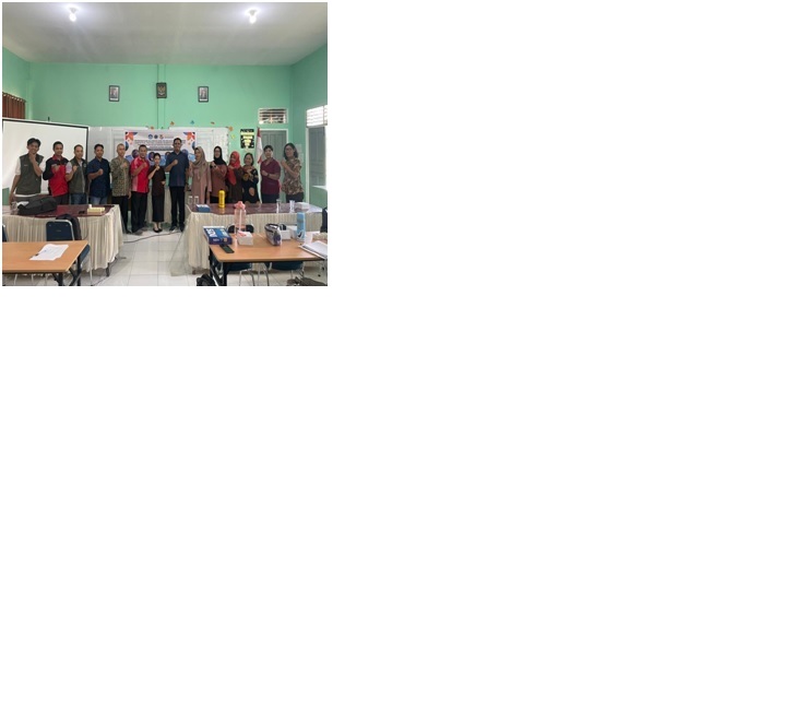 Tim dosen STKIP Persada Khatulistiwa Sintang bersama guru IPA SMAN 04 Sintang saat kegiatan Pengabdian Kepada Masyarakat.