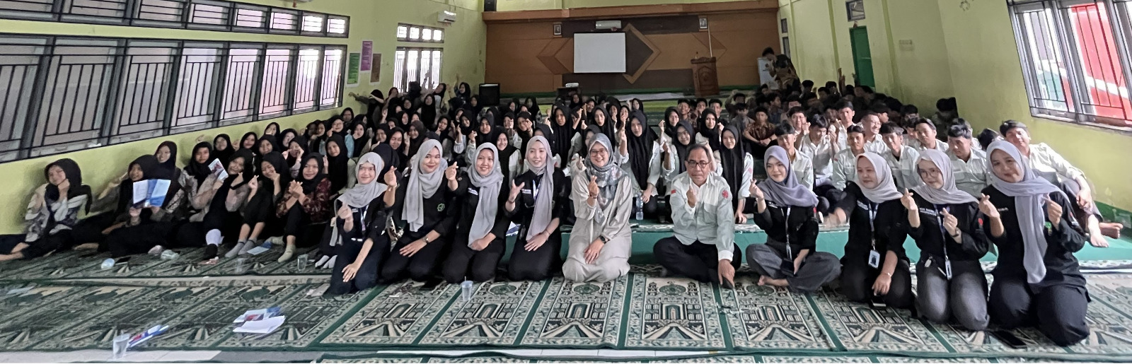 Mahasiswa dan dosen Universitas Muhammadiyah Pontianak berfoto bersama siswa MAN 1 Pontianak usai pelatihan literasi keuangan di aula madrasah.