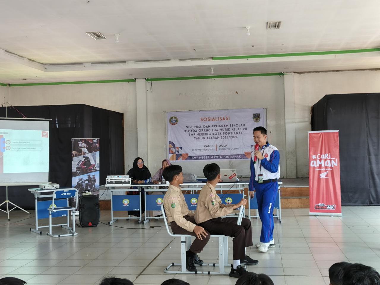 nstruktur Astra Motor Kalbar, Febri Andrian, menjelaskan teknik berboncengan aman kepada siswa SMPN 4 Pontianak dalam kegiatan edukasi Safety Riding #Cari_Aman.