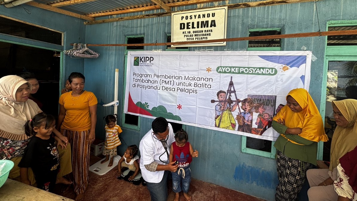 Petugas medis dari PT Dharma Inti Bersama memeriksa kesehatan anak Pulau Meledang, Dusun Raya, Desa Pelapis &mdash; pulau terpencil yang kini bisa tersenyum lega berkat layanan DIB Care.