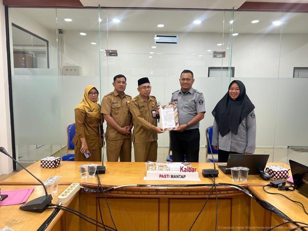 Kanwil Kemenkum Kalbar menggelar rapat harmonisasi Raperbup Mempawah tentang pembayaran nontunai dana BOSP pada Senin (20/10).