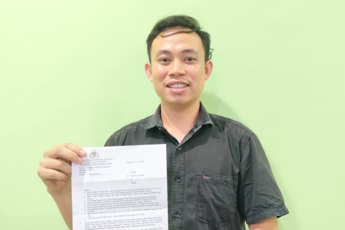 Feriansyah perwakilan Firma Hukum Sanen memperlihatkan berkas SP2HP Polda Kalbar.