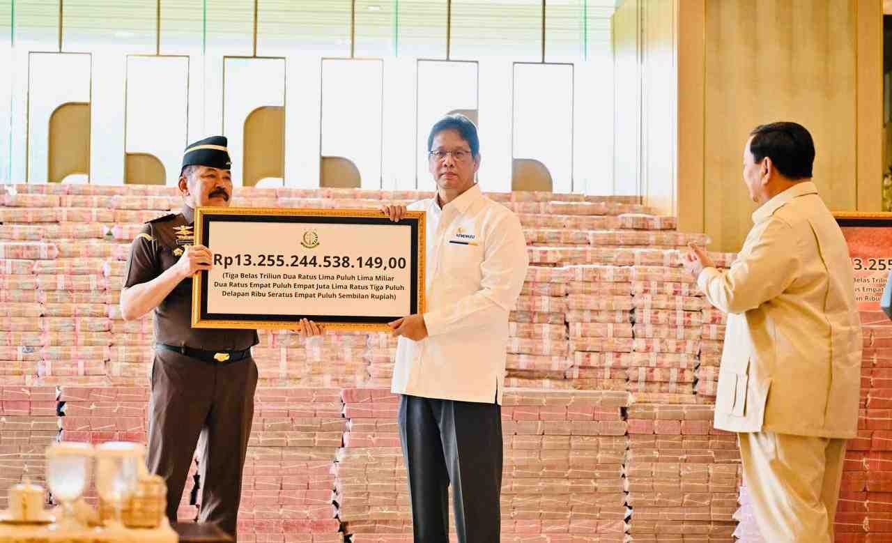 UANG RAMPASAN: Jaksa Agung ST Burhanuddin (kiri) menyerahkan uang rampasan dari perkara korupsi pemberian fasilitas ekspor CPO dan turunannya, kepada Menteri Keuangan Purbaya dan disaksikan Presiden.