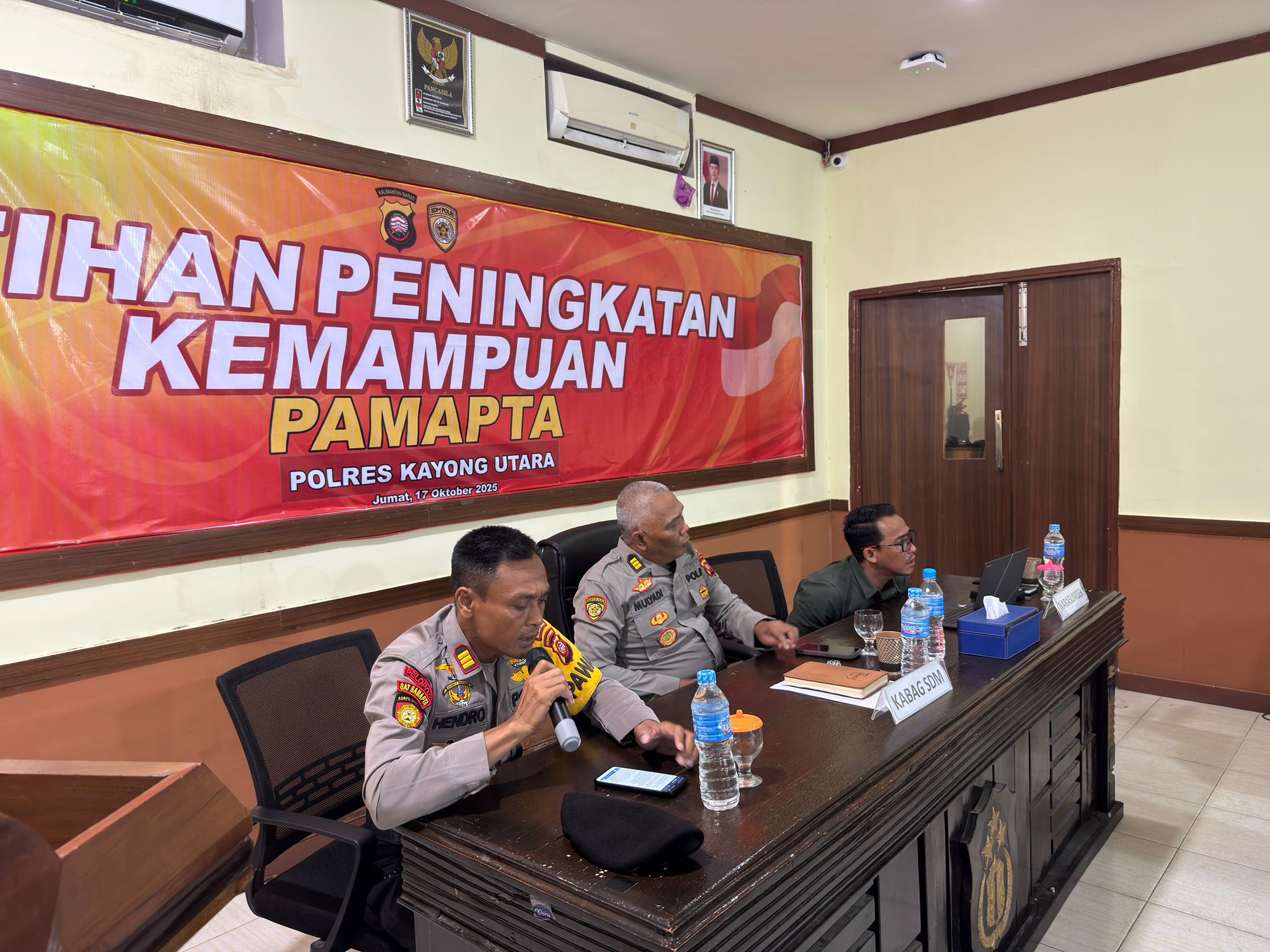 LATIHAN : Kegiatan latihan penguatan kemampuan Pamapta, Polres Kayong Utara.
