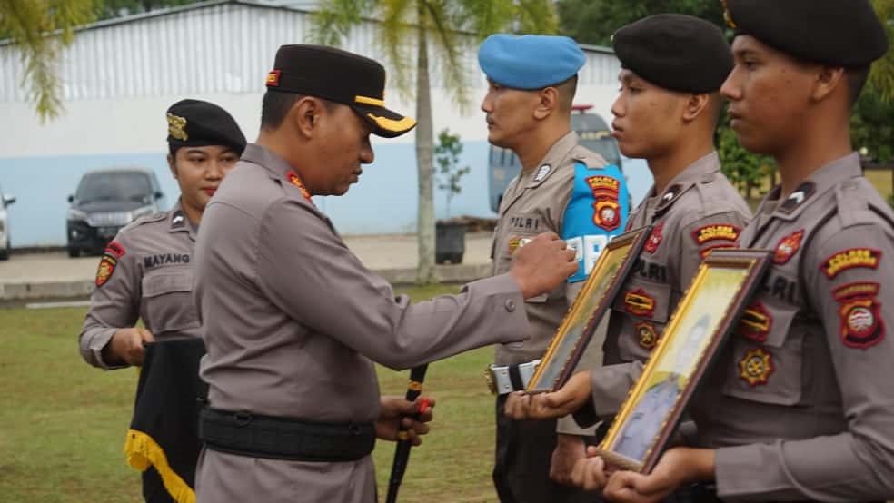 PTDH : Kapolres Singkawang, AKBP Dody Yudianto Arruan  bertindak sebagai Inspektur Upacara Upacara Pemberhentian Tidak Dengan Hormat (PTDH) terhadap dua personel di Halaman Mapolres Singkawang, Senin