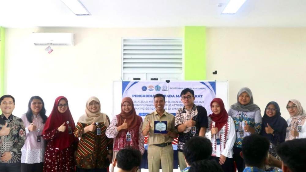 Kepala SMAN 10 Pontianak dengan Dosen Teknologi Pertanian, Politeknik Negeri Pontianak, Selasa (14/10).