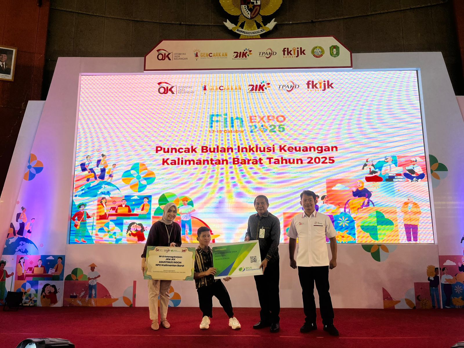 Kepala BPJS Ketenagakerjaan Pontianak, Suhuri, menyerahkan kartu peserta secara simbolis kepada pekerja disabilitas Agustinus Ingon pada FinEXPO 2025 di Pontianak Convention Center.