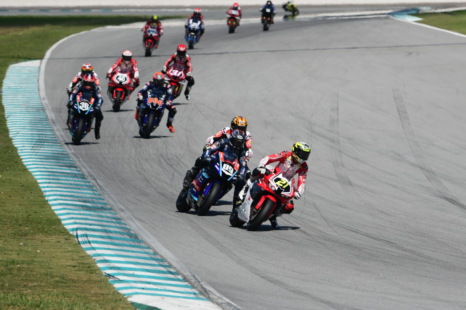 Pebalap Astra Honda Racing Team (AHRT) tampil luar biasa dengan meraih tiga podium di tiga kelas berbeda pada balapan 11&ndash;12 Oktober 2025.