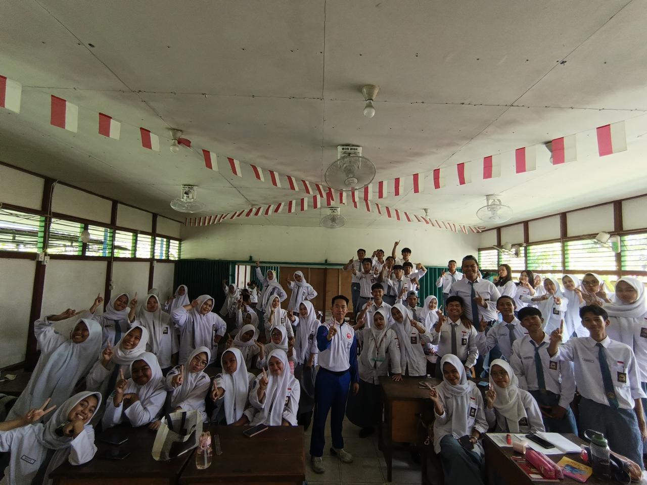 EDUKASI: Astra Motor Kalbar memberikan edukasi berkendara aman kepada siswa SMA Negeri 6 Pontianak melalui simulasi interaktif.