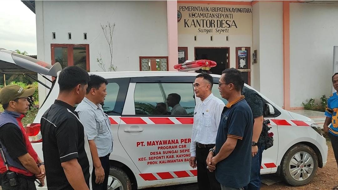 AMBULANS: Perwakilan PT Mayawana Persada menyerahkan satu unit ambulans kepada Kepala Desa Sungai Sepeti disaksikan Camat Seponti dan warga setempat.