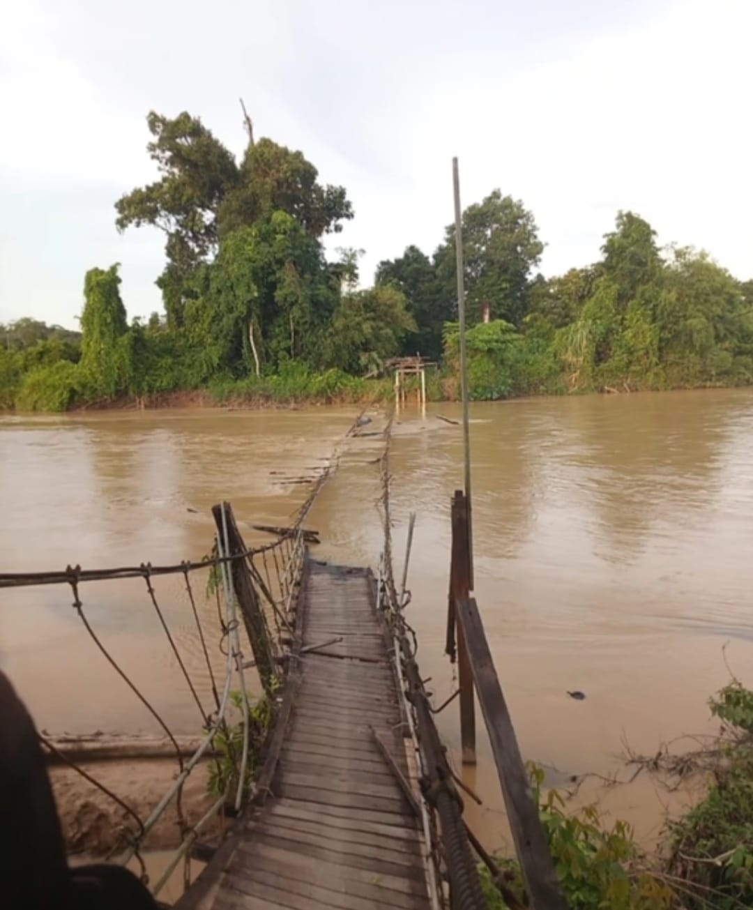 AMBRUK: Kondisi jembatan Nanga Libau yang merupakan akses penting warga untuk mobilitas dan kegiatan ekonomi sehari-hari di Kacamatan Sepauk, ambruk.