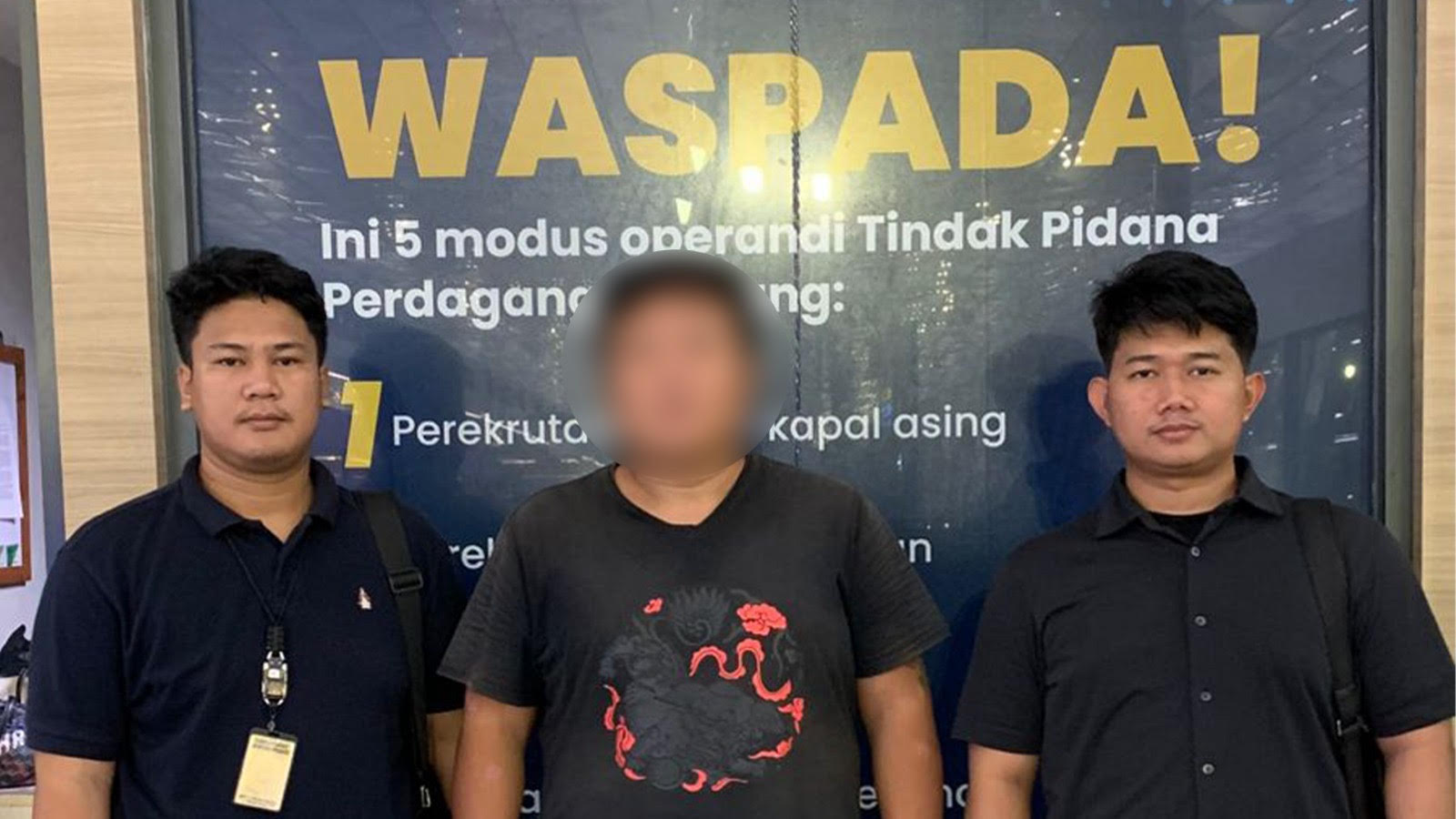 DEPORTASI : Seorang WNA asal Tiongkok dideportasi ke negaranya oleh Kantor Imigrasi Ketapang, Minggu (19/10).