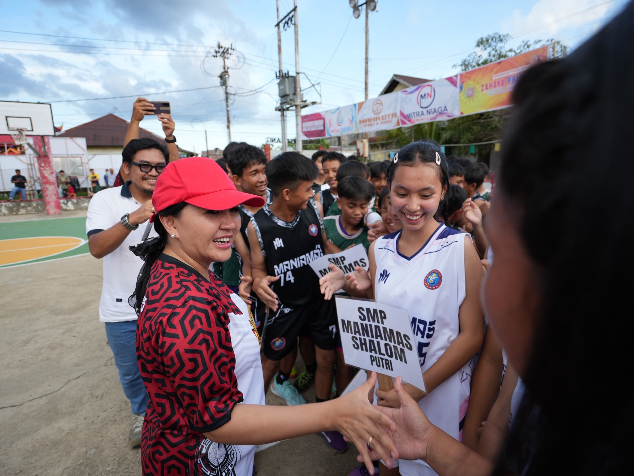 TURNAMEN : Bupati Landak Karolin Margret Natasa saat membuka turnamen bola basket di lapangan PERBASI Landak, Desa Hilir Tengah, Kecamatan Ngabang