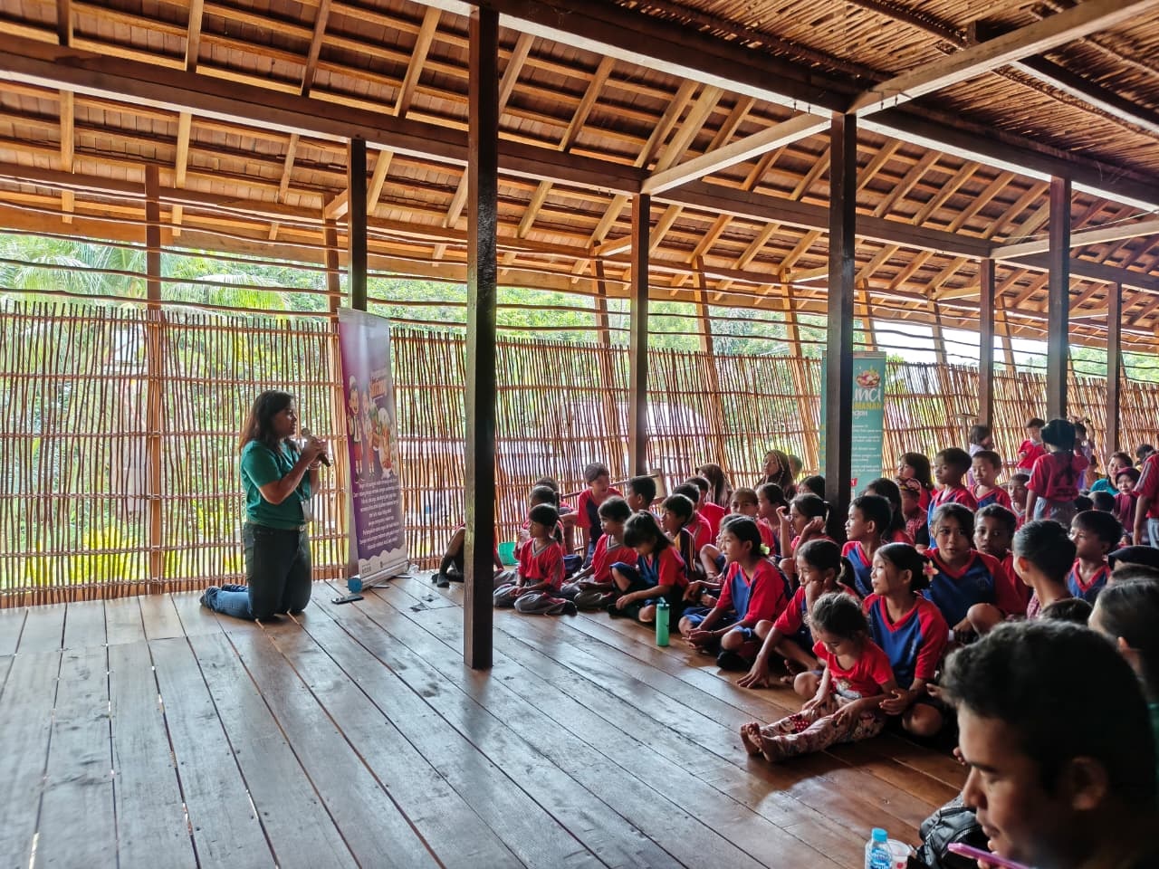 EDUKASI: Dinas KPP Sintang edukasi pelajar agar mengonsumsi pangan berimbang di Rumah Betang Ensaid Panjang.