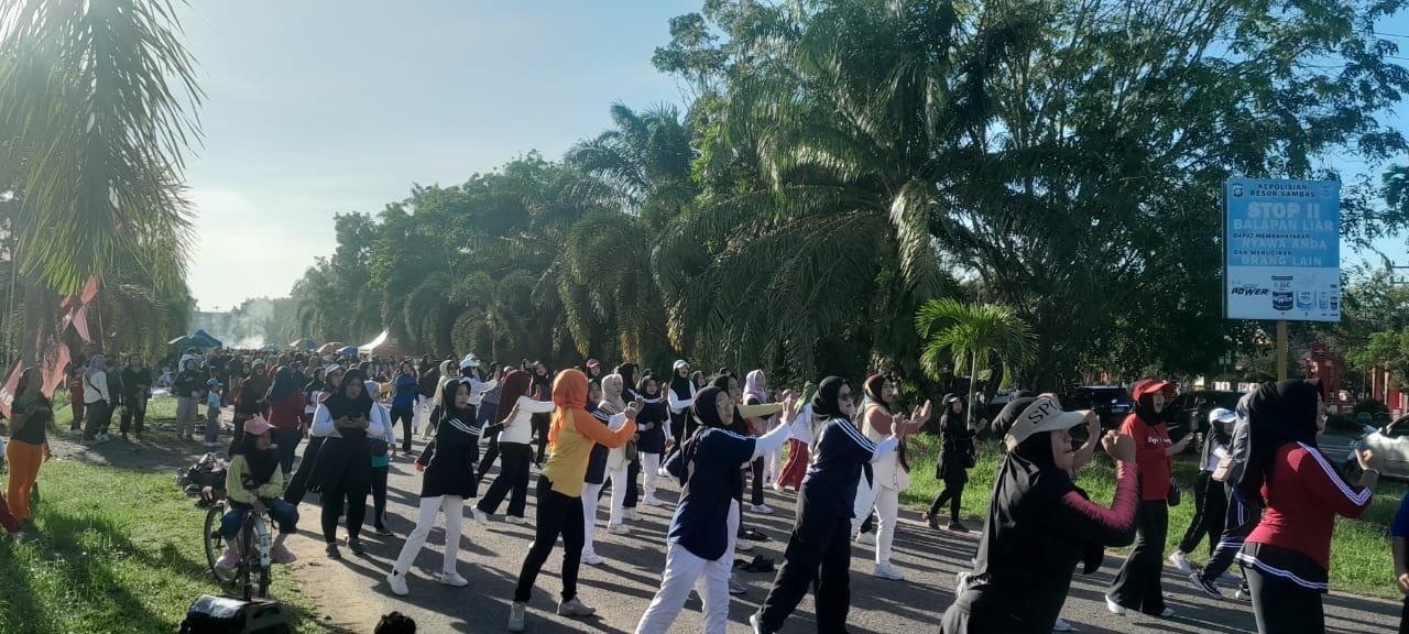 SENAM: Kaum perempuan dari berbagai usia ikuti senam yang rutin digelar selama pelaksanaan CFD Sambas.
