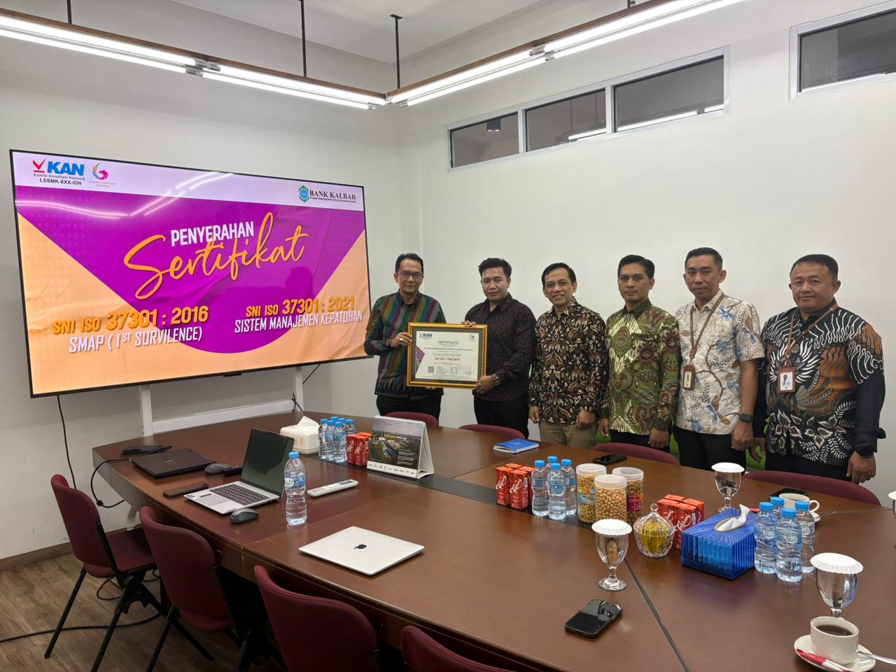 Penyerahan Sertifikat ISO dari PT. Garuda Sertifikasi Indonesia yang diterima oleh Direktur Kepatuhan Bank Kalbar, RSM Al Amin BA.