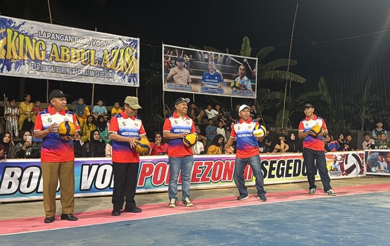 VOLI: Wabup Juli Suryadi saat membuka Pordezon III di Lapangan Bola Voli King Abdul Aziz