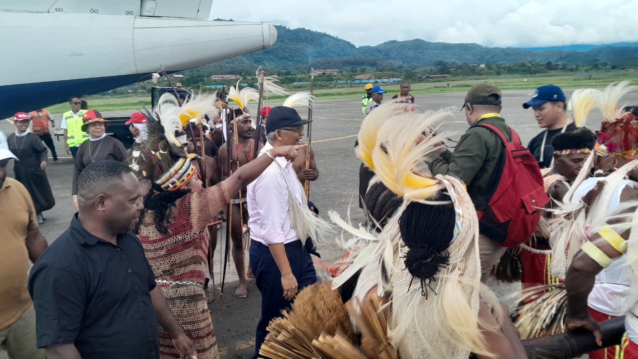 Uskup Keuskupan Bogor, Mgr. Paskalis Bruno Syukur, O.F.M., disambut tarian adat setibanya di Bandara Oksibil, Pegunungan Bintang, Selasa (21/10), dalam rangka perayaan 100 tahun KSFL.