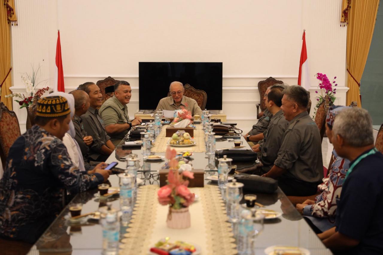 Wali Nanggroe Aceh Tgk. Malik Mahmud Al-Haythar menerima kunjungan silaturahmi Serikat Penerbit Pers (SPS) di kediamannya, Aceh Besar.
