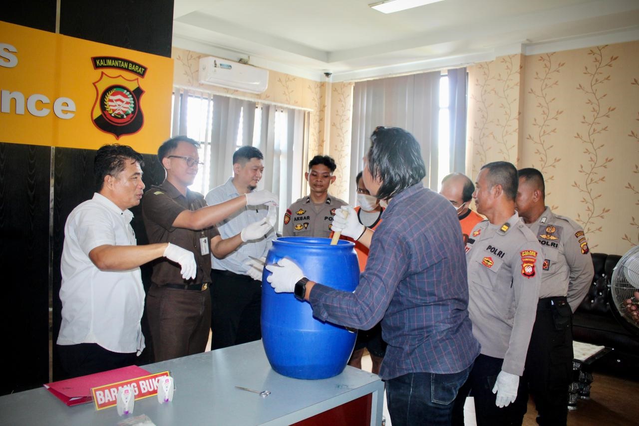 MUSNAHKAN: Petugas Satresnarkoba Polres Singkawang memusnahkan barang bukti sabu hasil dua kasus pengungkapan di wilayah Singkawang, disaksikan aparat kejaksaan dan instansi terkait, Selasa (21/10).