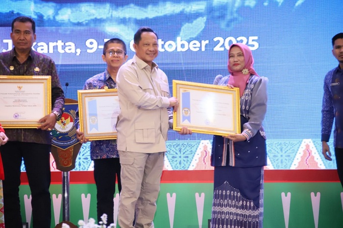 PRESTASI: Inspektur Provinsi Kalimantan Barat, Dra. Marlyna, M.Si, menerima Penghargaan Anggaraksa Dharma dari Menteri Dalam Negeri Tito Karnavian atas kinerja pengawasan terbaik tahun 2025.