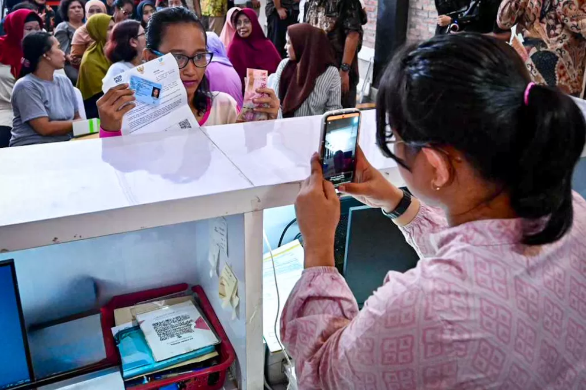 Masyarakat yang menjadi penerima BLT Kesra 2025.