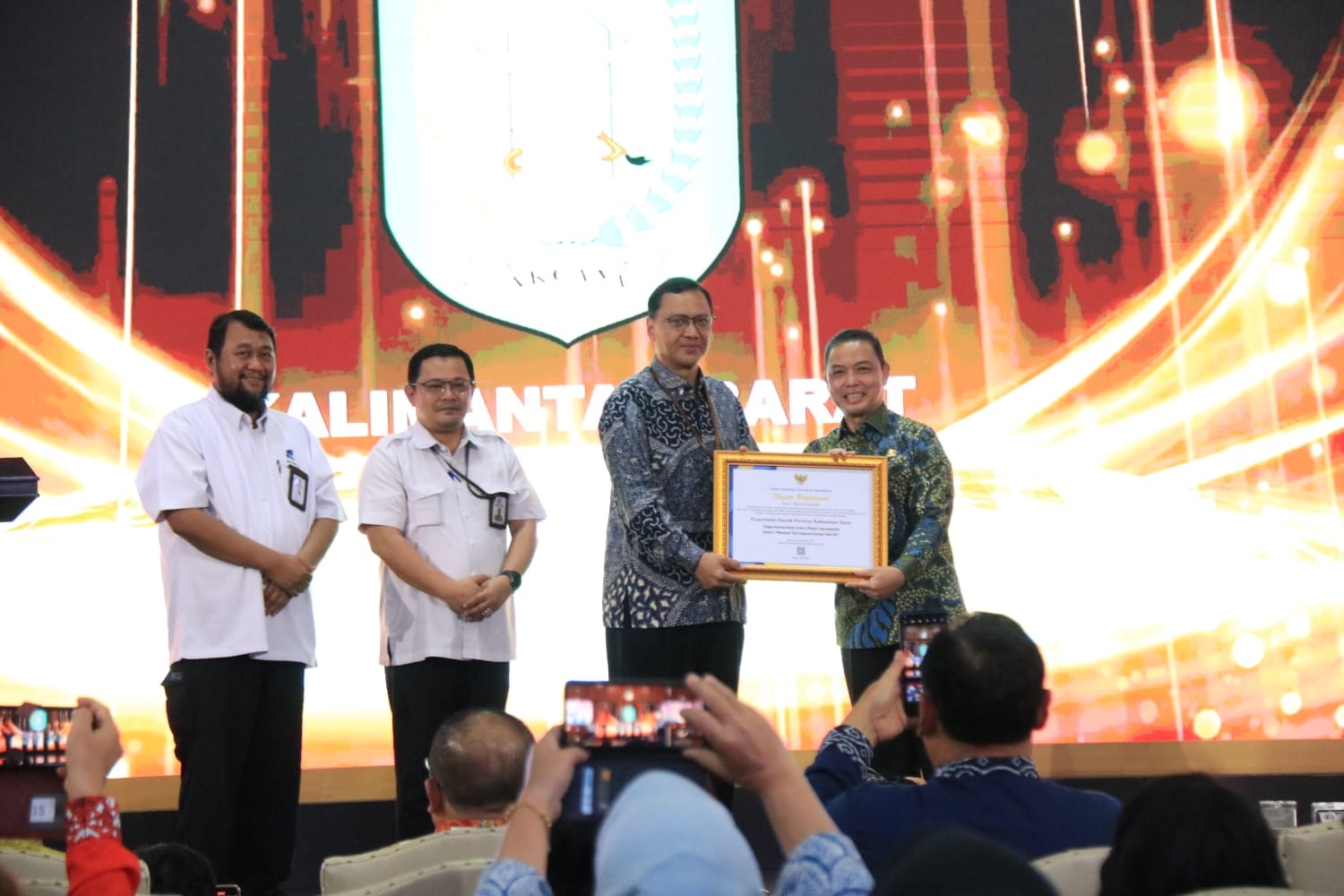 PENGHARGAAN: Gubernur Ria Norsan menerima penghargaan atas capaian Penyelenggaraan Kearsipan Daerah Tahun 2024, di mana Kalbar berhasil meraih peringkat ketiga terbaik nasional. Penghargaan itu disera