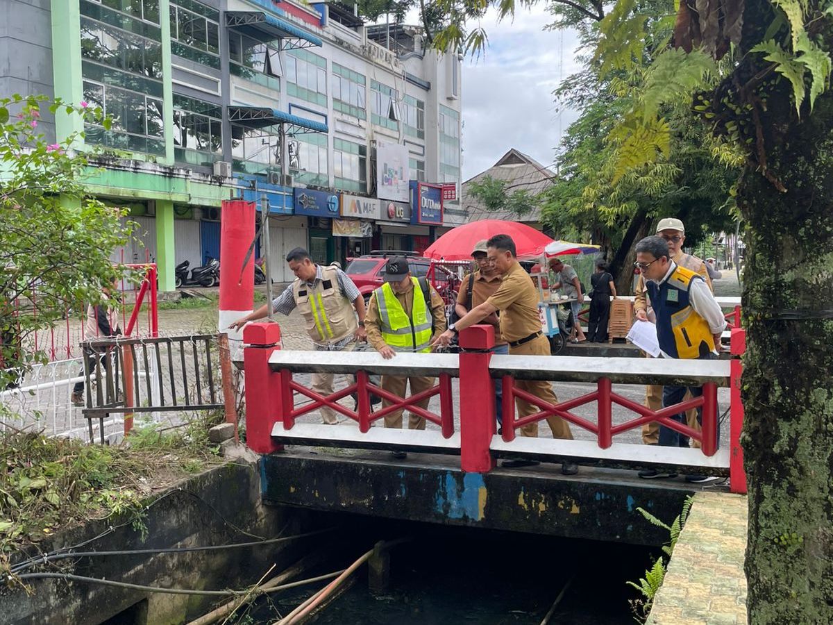 TROTOAR: Wali Kota Pontianak Edi Rusdi Kamtono saat meninjau lokasi penataan trotoar.