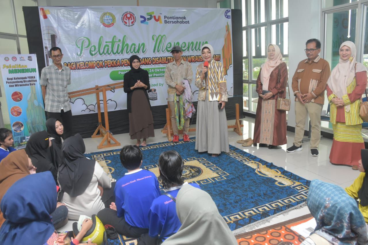 DEKRANASDA: Ketua Dekranasda Kota Pontianak Yanieta Arbiastutie memberikan arahan kepada peserta pelatihan di Gedung UMKM Center.