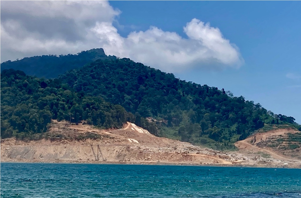 Kondisi Pulau Penebang setelah dibuka oleh perusahaan PT. Dharma Inti Bersama, untuk pembangunan smelter bauksit menjadi alumina dan alumunium, Jumat (29/9).