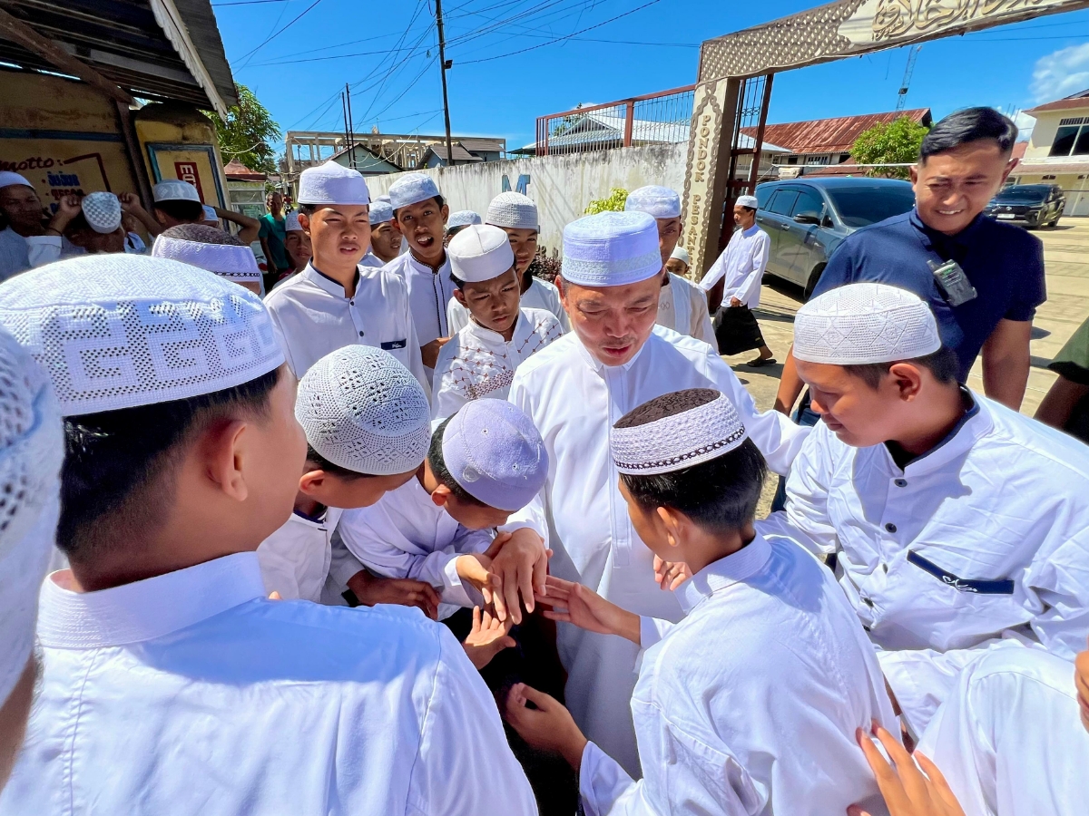 Gubernur Kalbar Ria Norsan menghadiri peringatan Hari Santri Nasional pada Rabu (22/10).