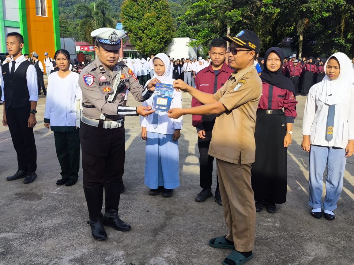 PGTS : Satlantas Polres Kayong Utara melaksanakan kegiatan Police Goes To School (PGTS).